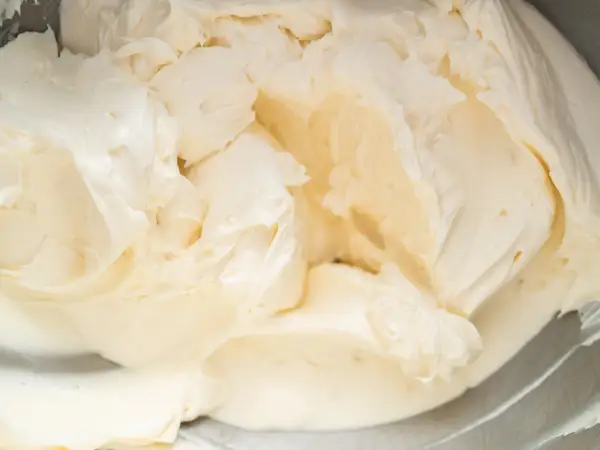 Cremige Buttercreme mit Pudding, bereit für süße Kreationen.