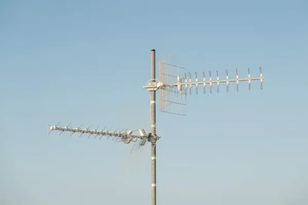 Antena siatkowa czy kierunkowa – co wybrać, aby uniknąć zakłóceń?