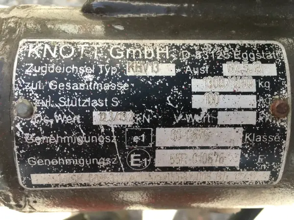 Gdzie jest tabliczka znamionowa w przyczepie kempingowej? Oto odpowiedzi