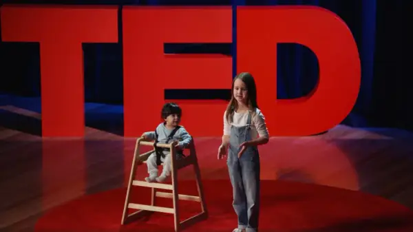 Dziewczynka i chłopiec na scenie TED. Pokazują, co powinien umieć 7 latek, choć jedno z nich jest jeszcze maluszkiem.