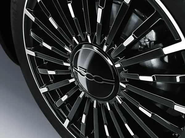 Cerchione nero lucido con logo Fiat 500. La pressione pneumatici corretta è fondamentale per la sicurezza della tua Fiat 500.