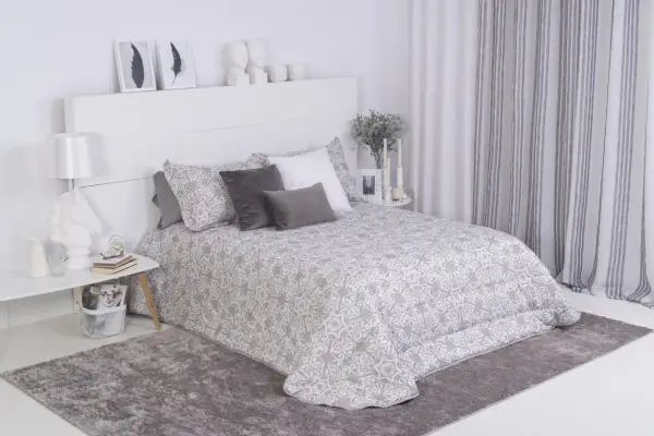 Cama con colcha estampada y cojines decorativos. Las medidas cojines cama son ideales para un descanso confortable.