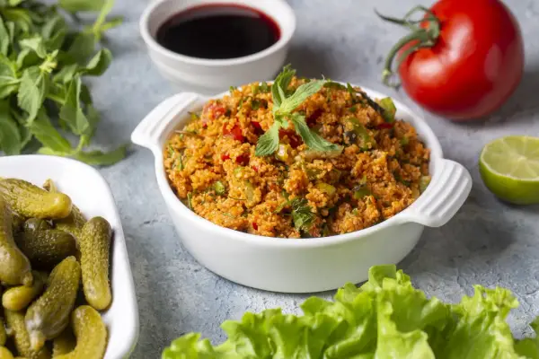 Ein köstlicher Bulgursalat, perfekt für ein leichtes Mittagessen. Dieses Bulgursalat Rezept ist einfach zuzubereiten und voller Geschmack.
