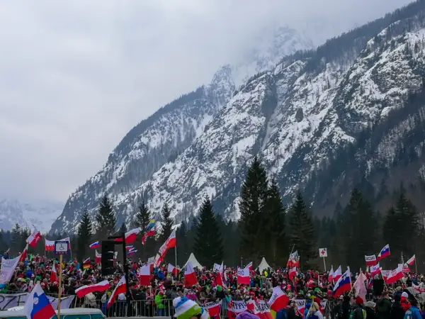 Tłum kibiców z flagami w słoweńskiej Planicy, gdzie znajduje się słynna skocznia narciarska.