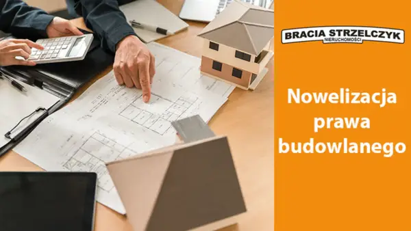 Zespół analizuje plany budowlane i model domu, omawiając nowelizację prawa budowlanego.