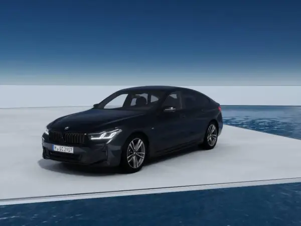 Eleganckie bmw g32 w ciemnym kolorze prezentuje się na platformie nad wodą, z błękitnym niebem w tle.