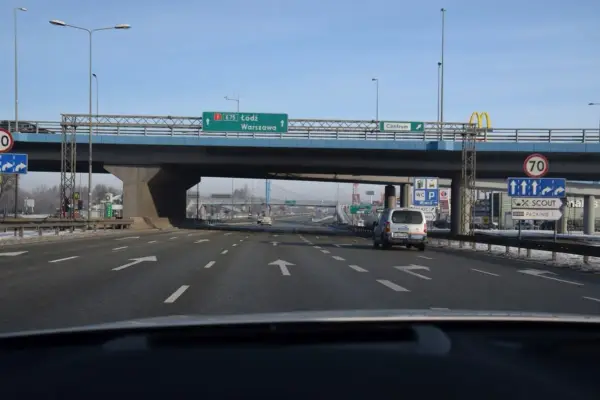 Na A1, przed odcinkowym pomiarem prędkości, znaki wskazują Łódź, Warszawę i Centrum.