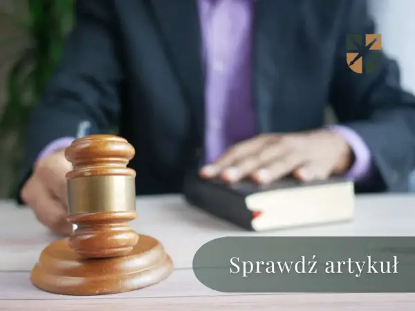 Prawnik z urzędu składa przysięgę na książkę, obok młotek sędziowski.