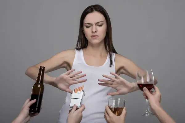 Kobieta odrzuca alkohol i papierosy, chroniąc swoje szare komórki. Czy szare komórki się regenerują? Zdrowy wybór to podstawa.
