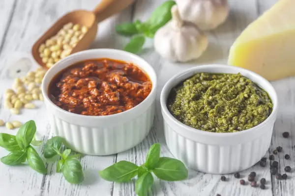 Jak rozpoznać i przechowywać pesto? Trwałość i bezpieczeństwo