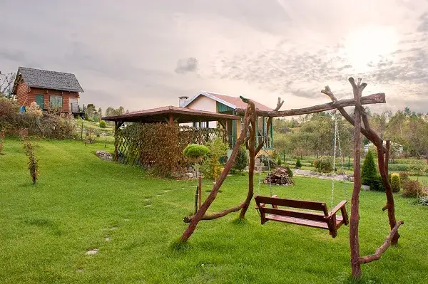 Jakie drewno na huśtawkę ogrodową? Wybierz najlepsze i trwałe opcje