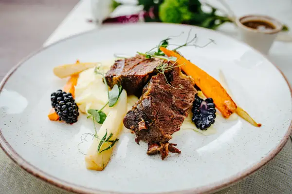 Gdzie zjeść w Kamiennej Górze? Odkryj najlepsze restauracje i kawiarnie