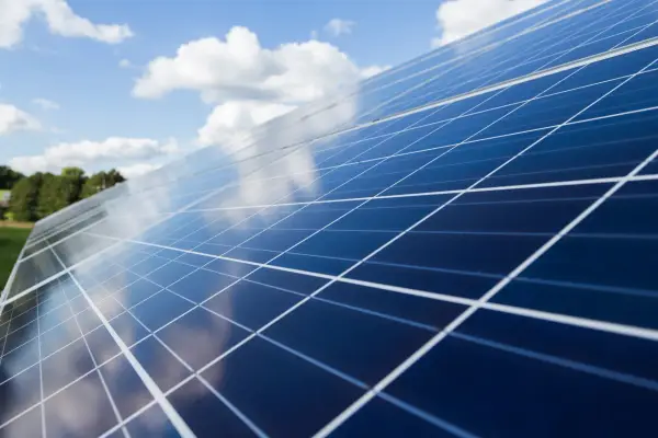 Comprendre les panneaux solaires photovoltaïques : avantages et coûts