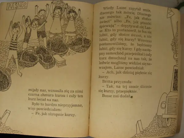 Dzieci z Bullerbyn zbierają wiśnie. Lasse pyta, dlaczego nie lubią kurzu, gdy samochód jedzie.