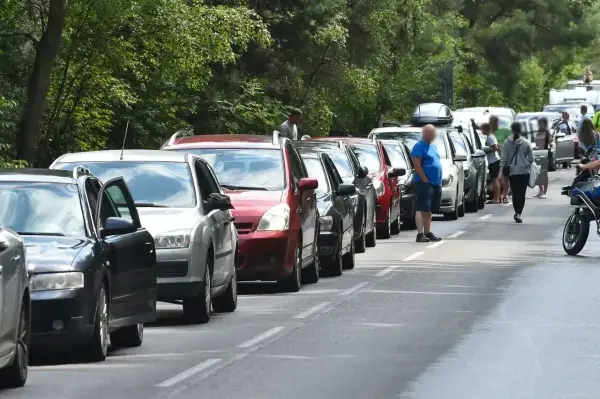Długi korek samochodów na trasie do Helu. Kierowcy stoją w upale, czekając na przejazd.