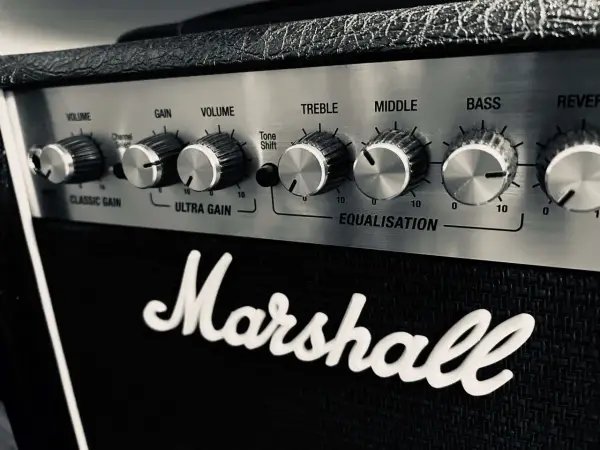 Gros plan sur le panneau de contrôle d'un ampli Marshall, avec les boutons de réglage du son (Volume, Gain, Treble, Middle, Bass) et le logo emblématique.
