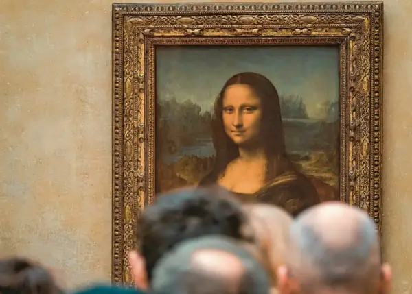 Zagadkowa Mona Lisa, której tożsamość wciąż fascynuje, spogląda z obrazu.