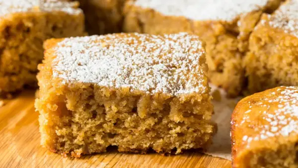 Saftiger Kuchen, bestäubt mit Puderzucker. Ein schneller Genuss, der Lust auf mehr macht.