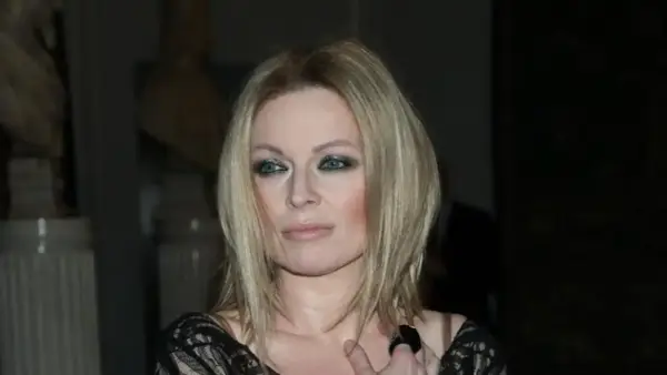 Anna Maria Jopek zmysłowo patrzy w obiektyw. Jej blond włosy i wyrazisty makijaż podkreślają tajemniczość. Czy to zapowiedź nowego romansu?