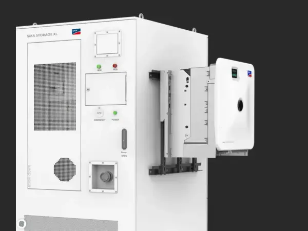 Biała jednostka SMA STORAGE XL z przyciskiem EPO. Kto używa epo? Systemy magazynowania energii, instalatorzy i serwisanci.