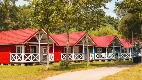 Gdzie nocleg w Łebie? Najlepsze miejsca, ceny i porady na sezon.