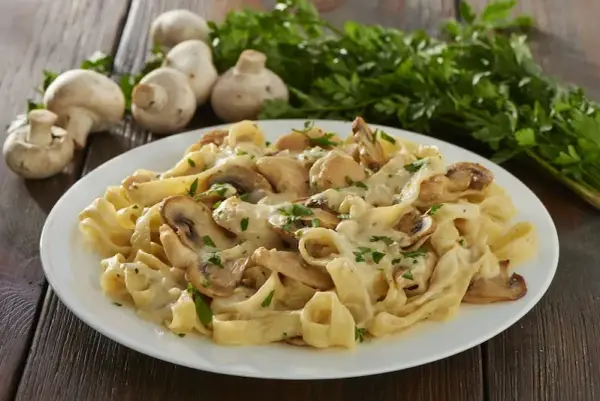 Penne z pieczarkami w sosie śmietanowym - prosty przepis na obiad