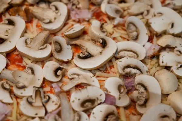 Jak przygotować pieczarki do pizzy, by uniknąć wodnistej konsystencji