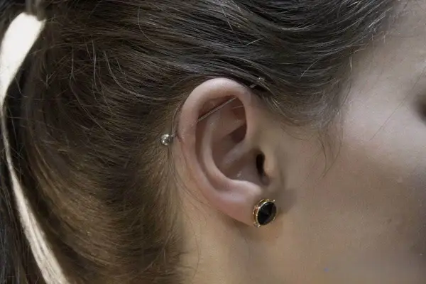 Ile goi się industrial? Sprawdź, jak dbać o ten piercing!