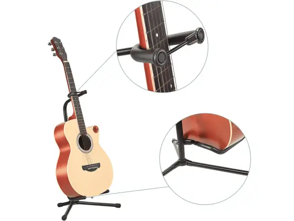 Akustyczna gitara oparta na stabilnym statywie na gitarę. Widoczne zbliżenia na mocowanie gryfu i podstawę.