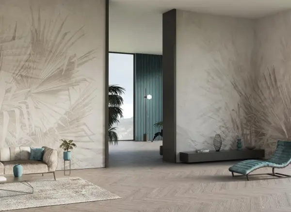 Elegante soggiorno con parete tv decorata da carta da parati a tema fogliame tropicale.