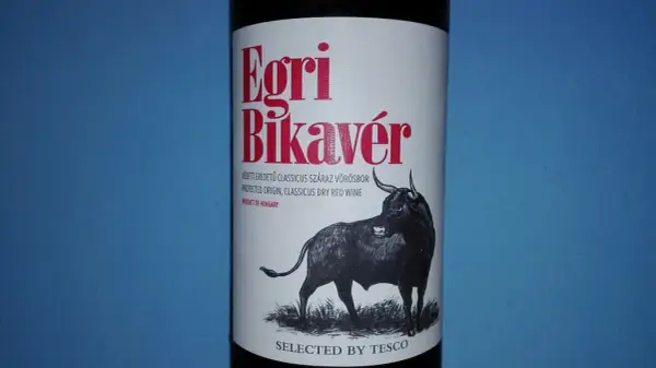 Egri Bikavér, wino bycza krew z Węgier, z rysunkiem byka. Wybrane przez Tesco.