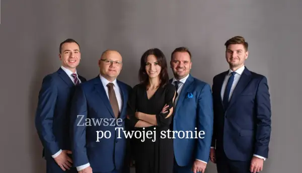 Pięć osób w garniturach stoi na szarym tle. Napis "Zawsze po Twojej stronie".