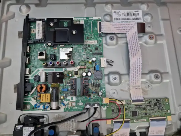 Płytka drukowana telewizora Samsung. Bezpiecznik nie jest widoczny na tym zdjęciu, ale można go znaleźć na płycie zasilacza.