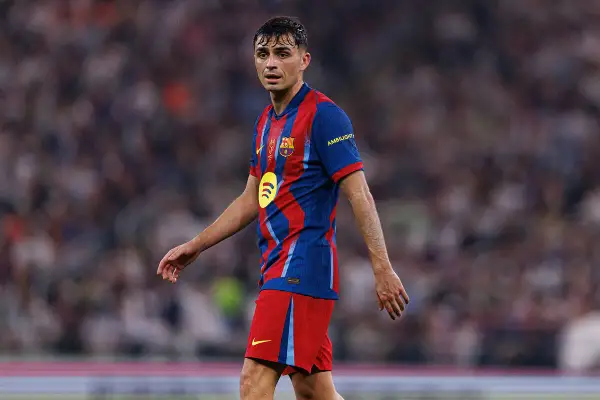 Piłkarz FC Barcelona, Pedri, w czerwono-niebieskim stroju, zaniepokojony po kontuzji.