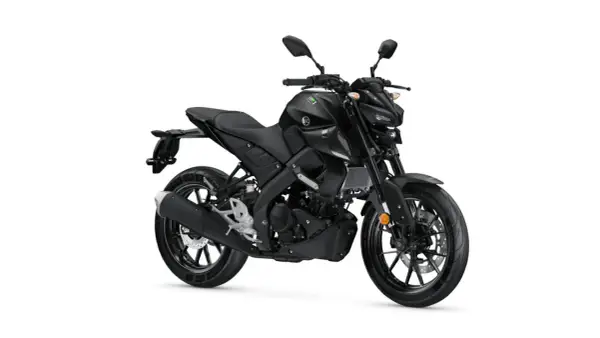 Czarny motocykl Yamaha MT-125 na białym tle. Sprawdź jego wymiary, w tym Yamaha MT 125 wysokość siedzenia, aby dopasować go do siebie.