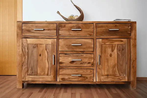 Drewniana komoda z szufladami i drzwiczkami, idealna do odnawiania starych mebli. Naturalne drewno i prosta forma.
