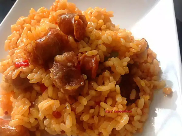 Arroz a la zamorana, un plato reconfortante con arroz, trozos de chorizo y pimientos rojos.