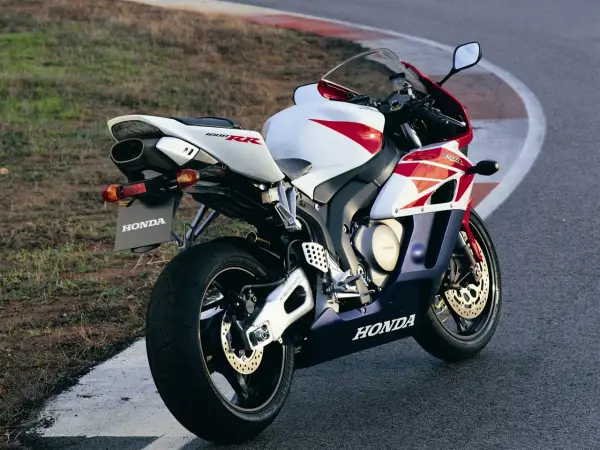 Honda CBR 1000RR ile do setki - Zaskakujące osiągi i porównania