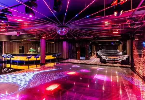Nowoczesny klub z podświetlaną podłogą i barem, idealny na sylwester w Hotelu Gołębiewski.