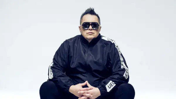 Marek "Mrozu" Mróz w okularach i czarnej kurtce z napisem "GETTA", jakby szykował się na koncert zespołu Munka Staszczyka.