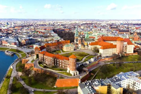 Wawel w Krakowie – idealne miejsce na romantyczny spacer i odkrywanie kraków atrakcje dla par. Widok na zamek i miasto.
