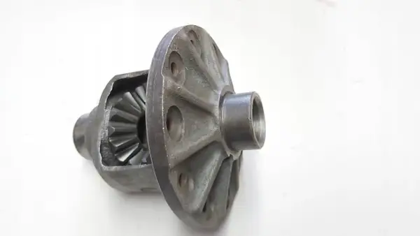 Metalowa obudowa z zębatkami, czyli mechanizm różnicowy inaczej.