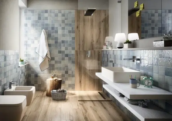 Bagno moderno con piastrelle blu e legno. Scopri come pulire le piastrelle del bagno per mantenerle splendenti.