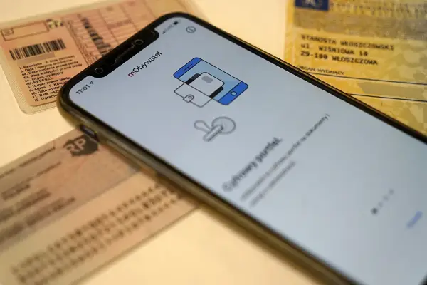 Smartfon z aplikacją mObywatel obok prawa jazdy i dowodu rejestracyjnego. Wkrótce cyfrowa legitymacja nauczyciela będzie dostępna w telefonie.