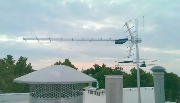 Anteny na dachu, gotowe do odbioru sygnału telewizji naziemnej. Wskazówki, jak znaleźć sygnał, są kluczowe dla dobrego obrazu.