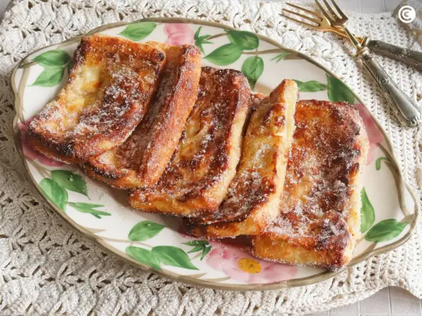 Torrijas doradas y crujientes, espolvoreadas con azúcar, listas para disfrutar. ¡Perfectas torrijas en freidora de aire!