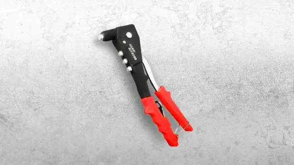 Remachadora manual con mangos rojos. Así es cómo funciona una remachadora para unir materiales.