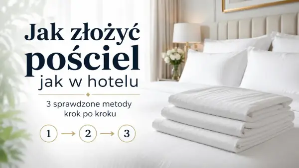 Jak złożyć pościel jak w hotelu? 3 sprawdzone metody krok po kroku. Stos białej, prążkowanej pościeli na hotelowym łóżku.
