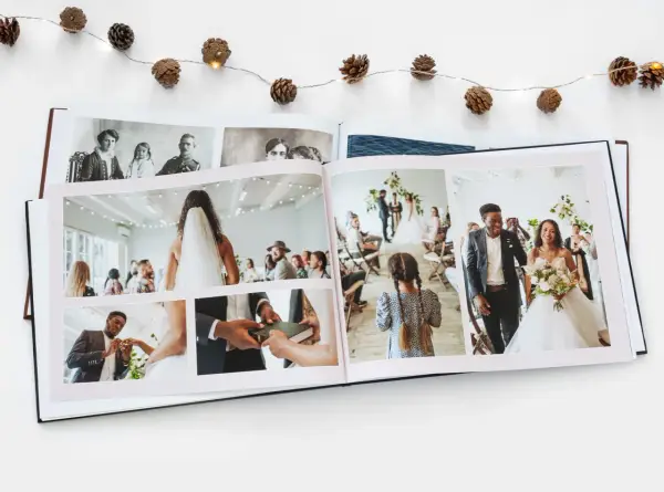 Hochzeitsfotografie Tipps: Ein offenes Hochzeitsalbum zeigt Momente der Zeremonie, Ringtausch und das glückliche Brautpaar.