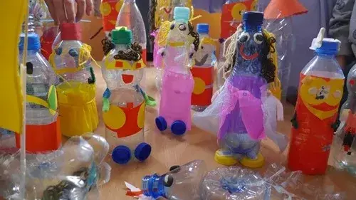 Magiczny ludzik z plastikowej butelki. Kreatywny sposób na recykling dla dzieci